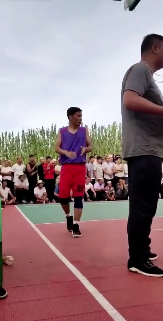 篮球赛事中一场激烈的对抗引发争议