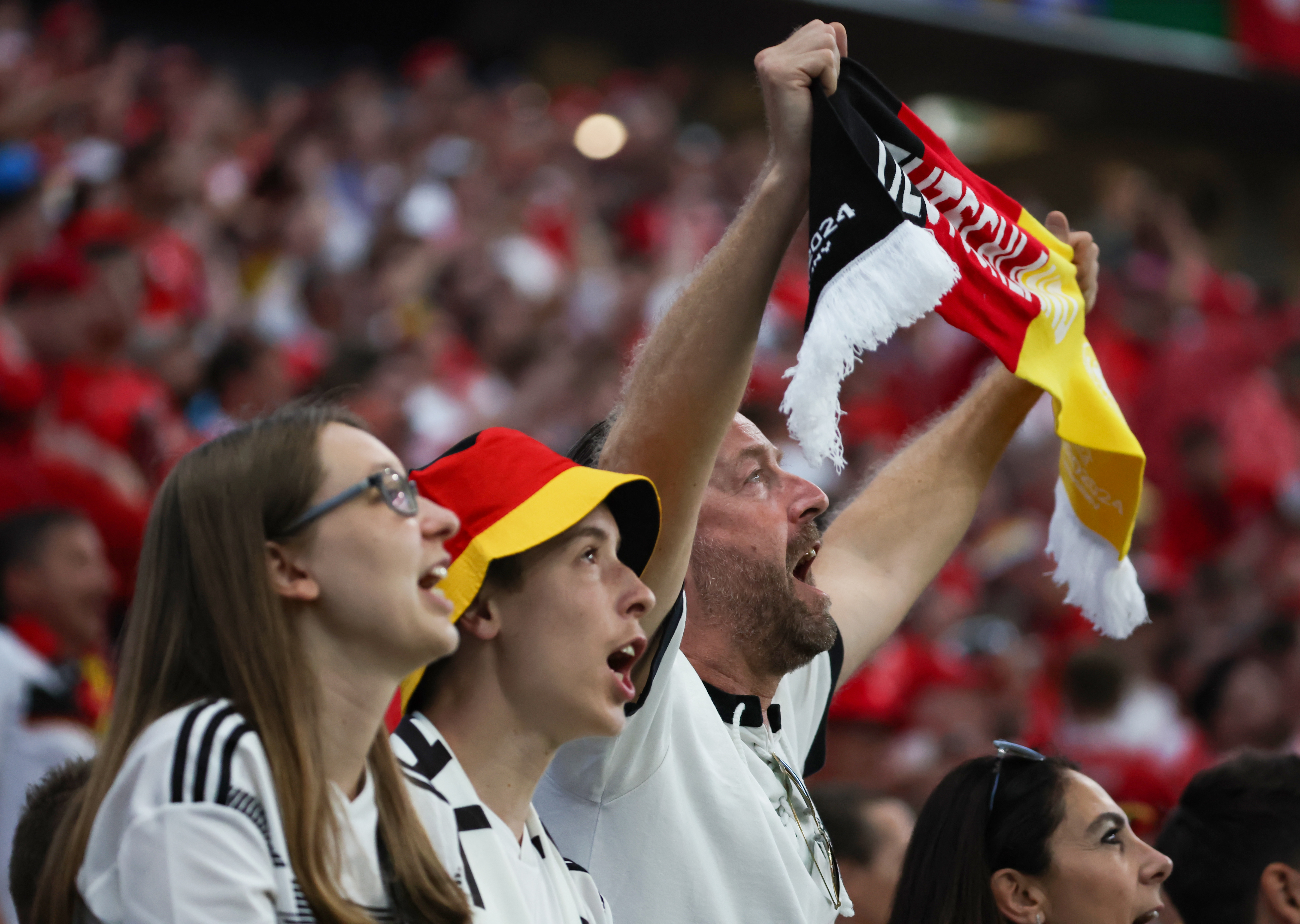 热血激情的足球赛，让现场观众如潮的简单介绍