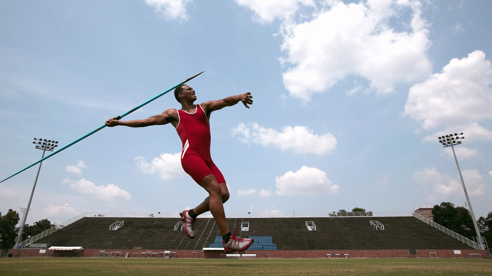 红与蓝的逆转，当哈斯完胜威廉姆斯，勒克莱尔在沉默中带队破局